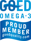 Natural Pharmaceuticals VitaSolaris® D3 GOED Omega-3 organisatsiooni logo kirjaga „Proud Member” ja veebiaadressiga goedquality.com. Logo on sinist värvi ja lainelise alumise servaga, mis sümboliseerib omega-3 rasvhapete sisaldavate toodete kvaliteeti ja puhtust.