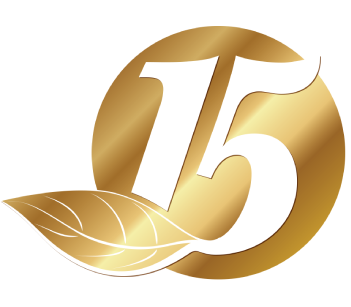 Natural Pharmaceuticals VitaSolaris® D3 Hõbedane-roheline logo, millel on number 15 ja kiri „AASTAT” rohelise lehega esimesel plaanil. Sümboliseerib ettevõtte või toote 15-aastast tegevust.